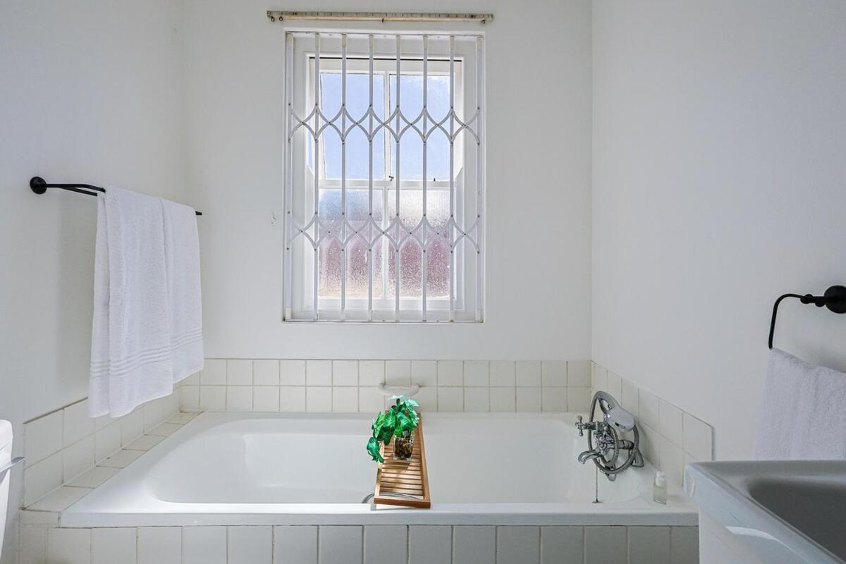 Fully Equipped Claremont With Pool & Style *
