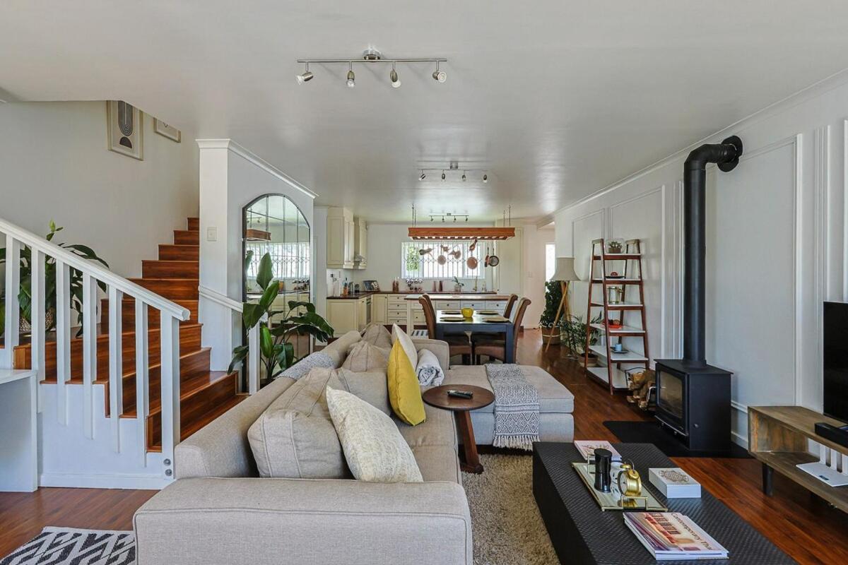 Fully Equipped Claremont With Pool & Style *