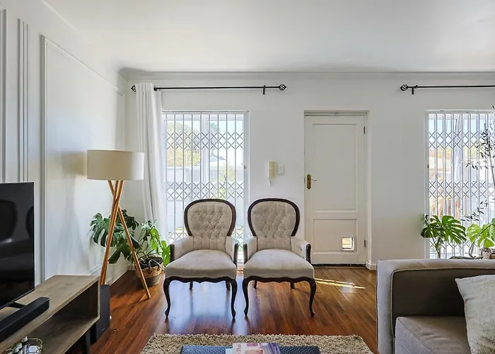 Fully Equipped Claremont Home With Pool & Style