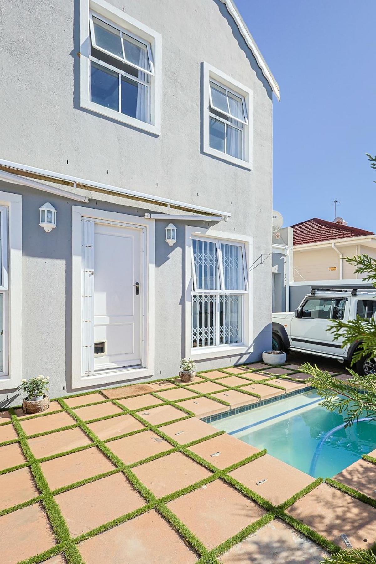 Fully Equipped Claremont With Pool & Style Holiday home Cape Town