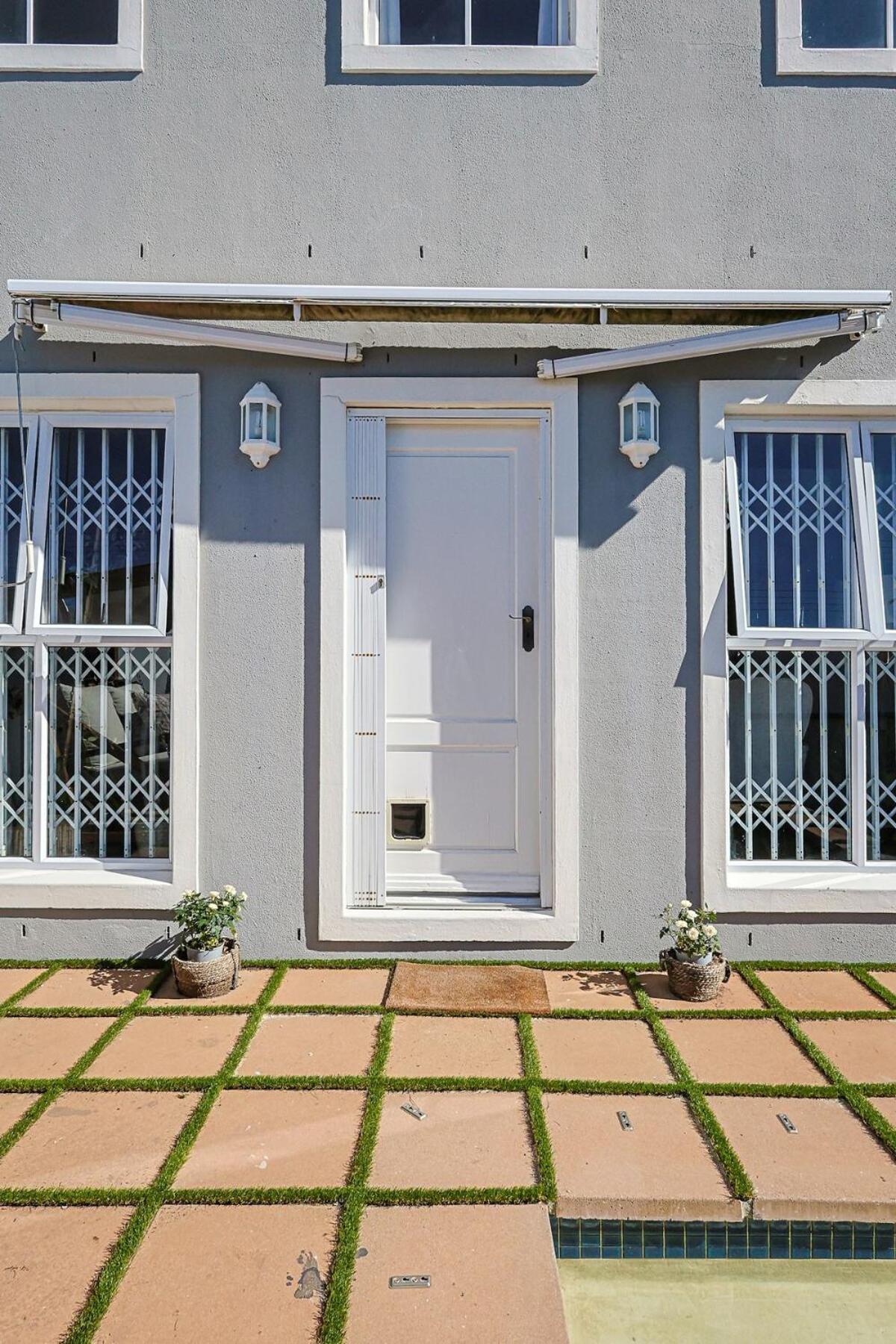 Fully Equipped Claremont With Pool & Style Cape Town